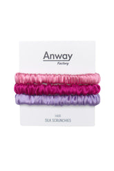 3er-Set Seiden-Scrunchies in den Farben Carmine, Rose, Lilac – schonender Haargummi aus 100 % Seide für sanften Halt ohne Haarbruch.