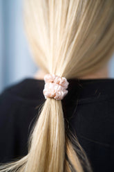 Seiden-Scrunchie in der Farbe Baby Pink – schonender Haargummi aus 100 % Seide für sanften Halt ohne Haarbruch.