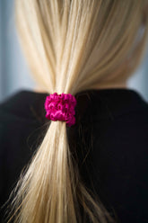 Seiden-Scrunchie in der Farbe Rose – schonender Haargummi aus 100 % Seide für sanften Halt ohne Haarbruch.