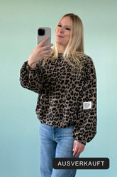 Butterstoff Sweater AURORA mit Leo-Muster in Camel und Patch am Ärmel, Made in Italy – ausverkauft