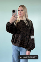 Butterstoff Sweater AURORA mit Leo-Muster in Mokkabraun, Patch am Ärmel, Made in Italy – ausverkauft