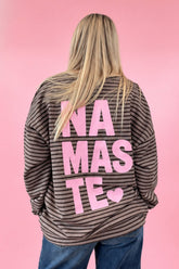 Oversized Sweater NAMASTE in Taupe-Coffee gestreift mit grossem rosa Backprint «Namaste», Made in Italy
