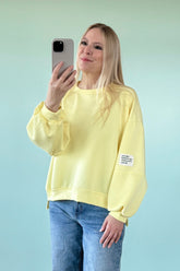 Unifarbener Butterstoff Sweater ROMA in Pastellgelb mit Patch am Ärmel, Made in Italy