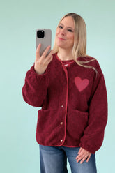 Teddyjacke CUORE in Burgundy mit rotem Herz auf der Brust und Druckknöpfen
