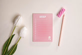 To-Do-Liste FLOWER POWER im kompakten A6-Hochformat mit 50 Blättern. Charmant gestalteter Notizblock für tägliche Aufgaben und Termine – ideal zum Abhaken und Strukturieren des Alltags.