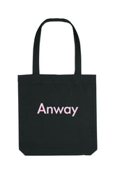 Nachhaltige Tote Bag mit ANWAY-Schriftzug – grosse Stofftasche aus 80% recycelter Baumwolle und 20% recyceltem Polyester, mit langen Henkeln und modernem Schnitt in Black oder Natural Raw.
