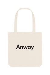 Nachhaltige Tote Bag mit ANWAY-Schriftzug – grosse Stofftasche aus 80% recycelter Baumwolle und 20% recyceltem Polyester, mit langen Henkeln und modernem Schnitt in Black oder Natural Raw.
