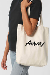 Nachhaltige Tote Bag mit «Anway» Pinsel bzw. Brush Schriftzug – grosse Stofftasche aus 80% recycelter Baumwolle und 20% recyceltem Polyester, mit langen Henkeln und modernem Schnitt in Black oder Natural Raw.
