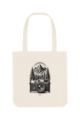 Naturfarbene Tote Bag mit schwarzem Vintage-Motiv einer analogen, alten Kamera vor einem Bergpanorama und Tannen – hochwertige Stofftasche aus 80% recycelter Baumwolle und 20% recyceltem Polyester, ideal für Natur- und Fotografie-Liebhaber.