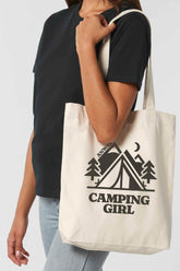 Naturfarbene Tote Bag mit schwarzem Print „CAMPING GIRL“ – Zeltmotiv mit Bergen, Tannen und Mond – grosse Stofftasche aus 80% recycelter Baumwolle und 20% recyceltem Polyester, ideal für Outdoor-Fans und Naturliebhaberinnen.