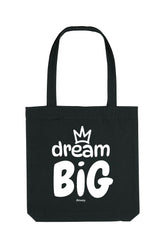 Schwarze Tote Bag mit weissem Aufdruck „dream BIG“ und kleiner Krone über dem Schriftzug – stilvolles Statement-Piece aus 80% recycelter Baumwolle und 20% recyceltem Polyester, fair produziert.
