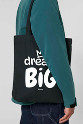 Schwarze Tote Bag mit weissem Aufdruck „dream BIG“ und kleiner Krone über dem Schriftzug – stilvolles Statement-Piece aus 80% recycelter Baumwolle und 20% recyceltem Polyester, fair produziert.