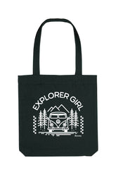 Schwarze Tote Bag mit weissem Aufdruck „EXPLORER GIRL“ – illustriert mit einem VW-Bus, Tannenbäumen und Bergen – robustes, stylisches Accessoire aus 80% recycelter Baumwolle und 20% recyceltem Polyester, fair produziert.