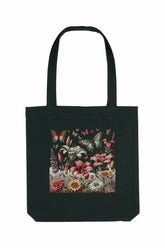 Schwarze Tote Bag mit farbiger Blumenwiese und Schmetterlingen – stilvoller, nachhaltiger Stoffbeutel aus 80% recycelter Baumwolle und 20% recyceltem Polyester, mit robusten Nähten und langen Henkeln.