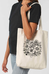 Naturfarbener Tote Bag mit schwarzem floralen Lineart-Motiv und kleinem „Anway“-Schriftzug – nachhaltige Tasche aus 80% recycelter Baumwolle und 20% recyceltem Polyester mit langen Henkeln und geräumigem Schnitt.