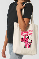 Naturfarbene Tote Bag mit pink-rotem, handgezeichnetem Hundemotiv und dem Schriftzug „LIFE IS BETTER WITH ANWAY“ – nachhaltige Stofftasche mit langen Henkeln, ideal für den Alltag.