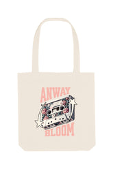 Naturfarbene Tote Bag mit retro-inspiriertem Design: Eine Kassette mit floralen Elementen, flankiert von zwei Sternen, und dem Schriftzug „ANWAY BLOOM“ in grossem rosa Vintage-Font – stylisch und nostalgisch zugleich.