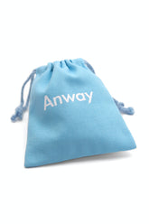 Kleiner, hellblauer Travel Bag aus 100 % Baumwolle mit Kordelzugverschluss. Kompakt und vielseitig – ideal zur Aufbewahrung von Haarklammern, Scrunchies oder Make-up-Artikeln wie Lippenstift und Mascara. Grösse: 13,5 × 16 cm.