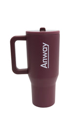 Grosser, wiederverwendbarer Trinkbecher in weinrot („Cranberry“) mit transparentem Deckel und einklappbarem Silikonstrohhalm. Fassungsvermögen 1,12 Liter. Silikonboden für geräuschloses Abstellen. Ideal für unterwegs – hält Getränke lange warm oder kalt.