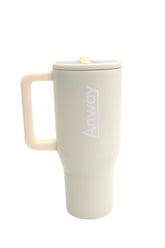 Grosser, wiederverwendbarer Trinkbecher in Beige („Cream“) mit transparentem Deckel und einklappbarem Silikonstrohhalm. Fassungsvermögen 1,12 Liter. Silikonboden für geräuschloses Abstellen. Ideal für unterwegs – hält Getränke lange warm oder kalt.