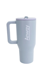 Grosser, wiederverwendbarer Trinkbecher in einem dezenten Hellblau („Frost“) mit transparentem Deckel und einklappbarem Silikonstrohhalm. Fassungsvermögen 1,12 Liter. Silikonboden für geräuschloses Abstellen. Ideal für unterwegs – hält Getränke lange warm oder kalt.