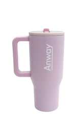 Grosser, wiederverwendbarer Trinkbecher in zartem Rosa („Pink Sand“) mit transparentem Deckel und einklappbarem Silikonstrohhalm. Fassungsvermögen 1,12 Liter. Silikonboden für geräuschloses Abstellen. Ideal für unterwegs – hält Getränke lange warm oder kalt.