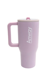 Grosser, wiederverwendbarer Trinkbecher in zartem Rosa („Pink Sand“) mit transparentem Deckel und einklappbarem Silikonstrohhalm. Fassungsvermögen 1,12 Liter. Silikonboden für geräuschloses Abstellen. Ideal für unterwegs – hält Getränke lange warm oder kalt.