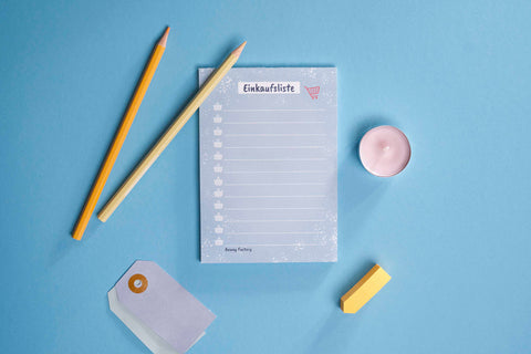Einkaufsliste SHOPPING CART im handlichen A6-Hochformat mit 50 Blättern. Liebevoll gestalteter Notizblock für strukturierte Einkaufsplanung – perfekt zum Notieren von Besorgungen und To-dos im Alltag.
