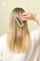 Stilvolle Haarklammer baileysfarben in einen mittelbraunen bis taupefarbenen Ton aus robustem und leichtem Material – modisches Haaraccessoire mit sicherem Halt und angenehmem Tragegefühl, ideal für den Alltag und besondere Anlässe.