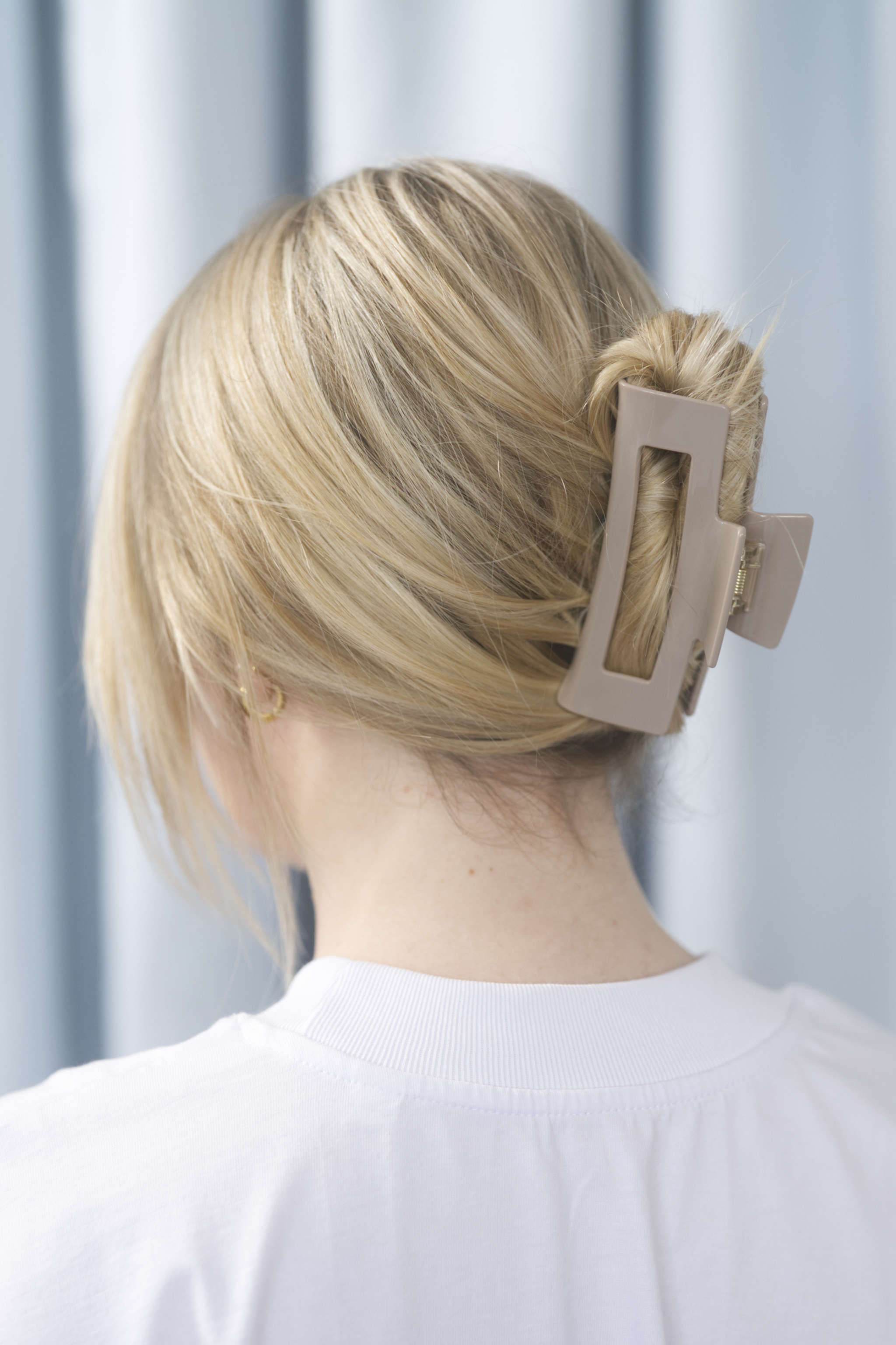 Stilvolle Haarklammer baileysfarben in einen mittelbraunen bis taupefarbenen Ton aus robustem und leichtem Material – modisches Haaraccessoire mit sicherem Halt und angenehmem Tragegefühl, ideal für den Alltag und besondere Anlässe.