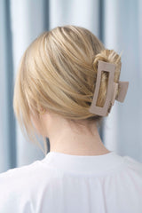 Stilvolle Haarklammer baileysfarben in einen mittelbraunen bis taupefarbenen Ton aus robustem und leichtem Material – modisches Haaraccessoire mit sicherem Halt und angenehmem Tragegefühl, ideal für den Alltag und besondere Anlässe.