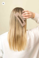Stilvolle Haarklammer baileysfarben in einen mittelbraunen bis taupefarbenen Ton aus robustem und leichtem Material – modisches Haaraccessoire mit sicherem Halt und angenehmem Tragegefühl, ideal für den Alltag und besondere Anlässe.