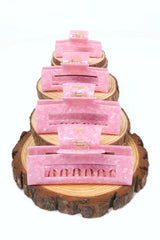 Stilvolle Haarklammer in modernem Soft Pink mit marmorierter Struktur aus robustem und leichtem Material – modisches Haaraccessoire mit sicherem Halt und angenehmem Tragegefühl, ideal für den Alltag und besondere Anlässe.