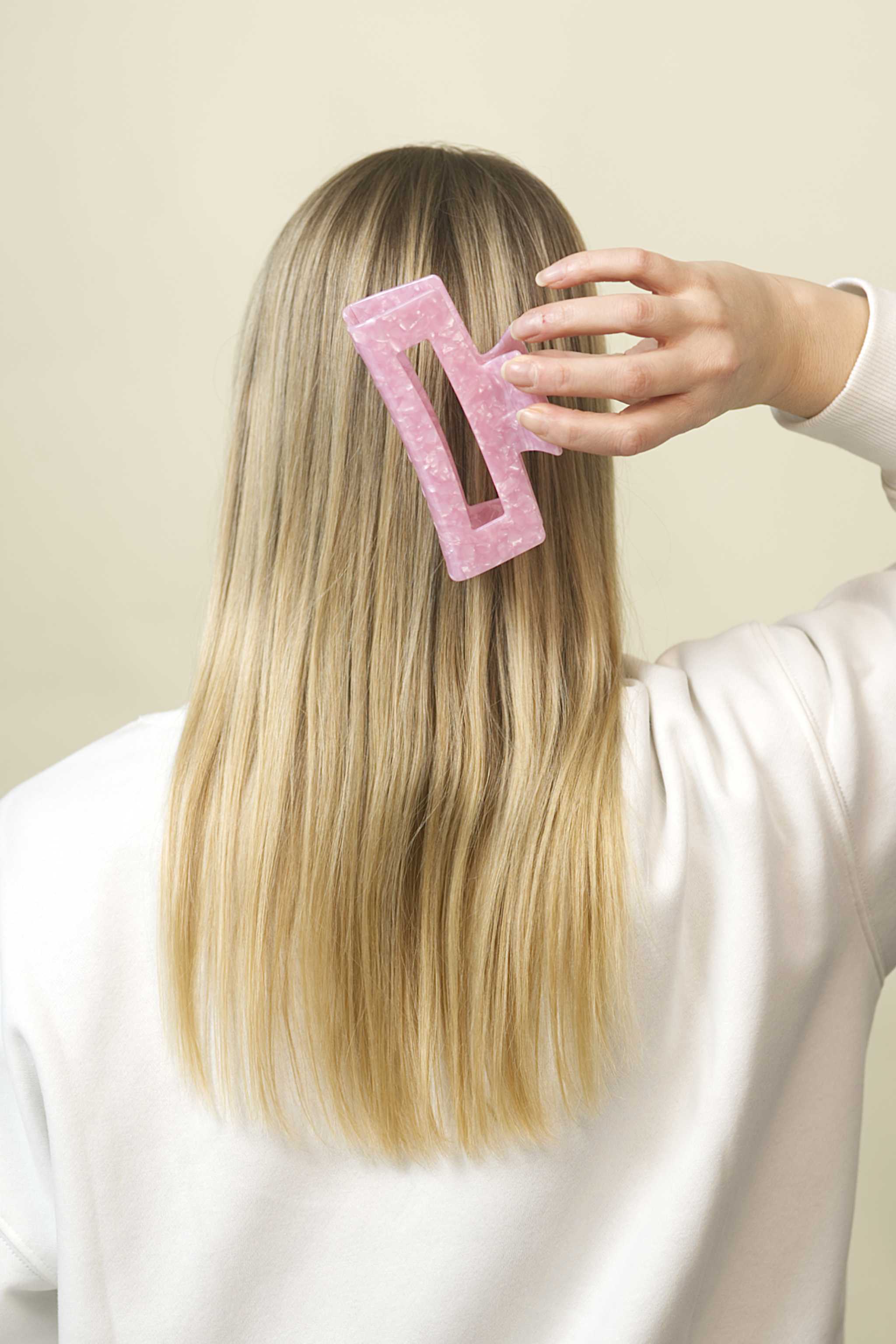 Stilvolle Haarklammer in modernem Soft Pink mit marmorierter Struktur aus robustem und leichtem Material – modisches Haaraccessoire mit sicherem Halt und angenehmem Tragegefühl, ideal für den Alltag und besondere Anlässe.