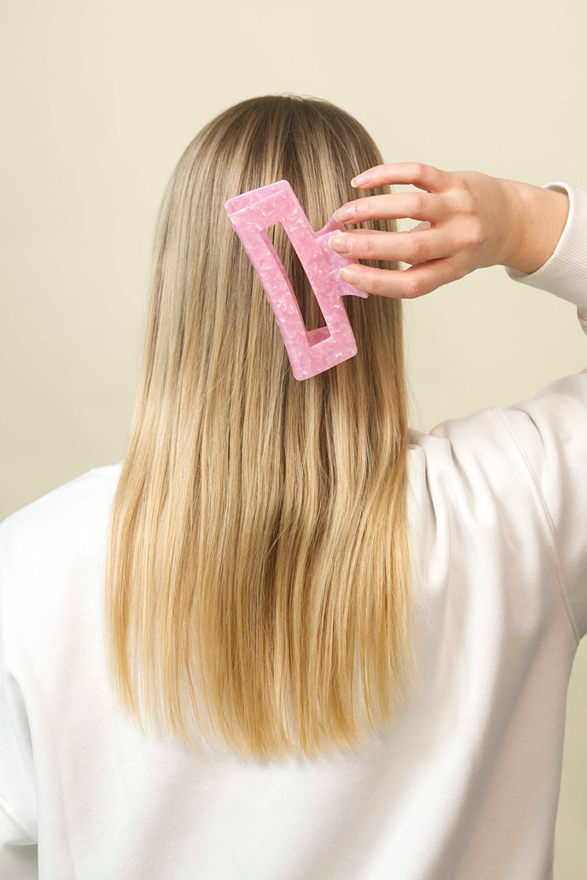 Stilvolle Haarklammer in modernem Soft Pink mit marmorierter Struktur aus robustem und leichtem Material – modisches Haaraccessoire mit sicherem Halt und angenehmem Tragegefühl, ideal für den Alltag und besondere Anlässe.