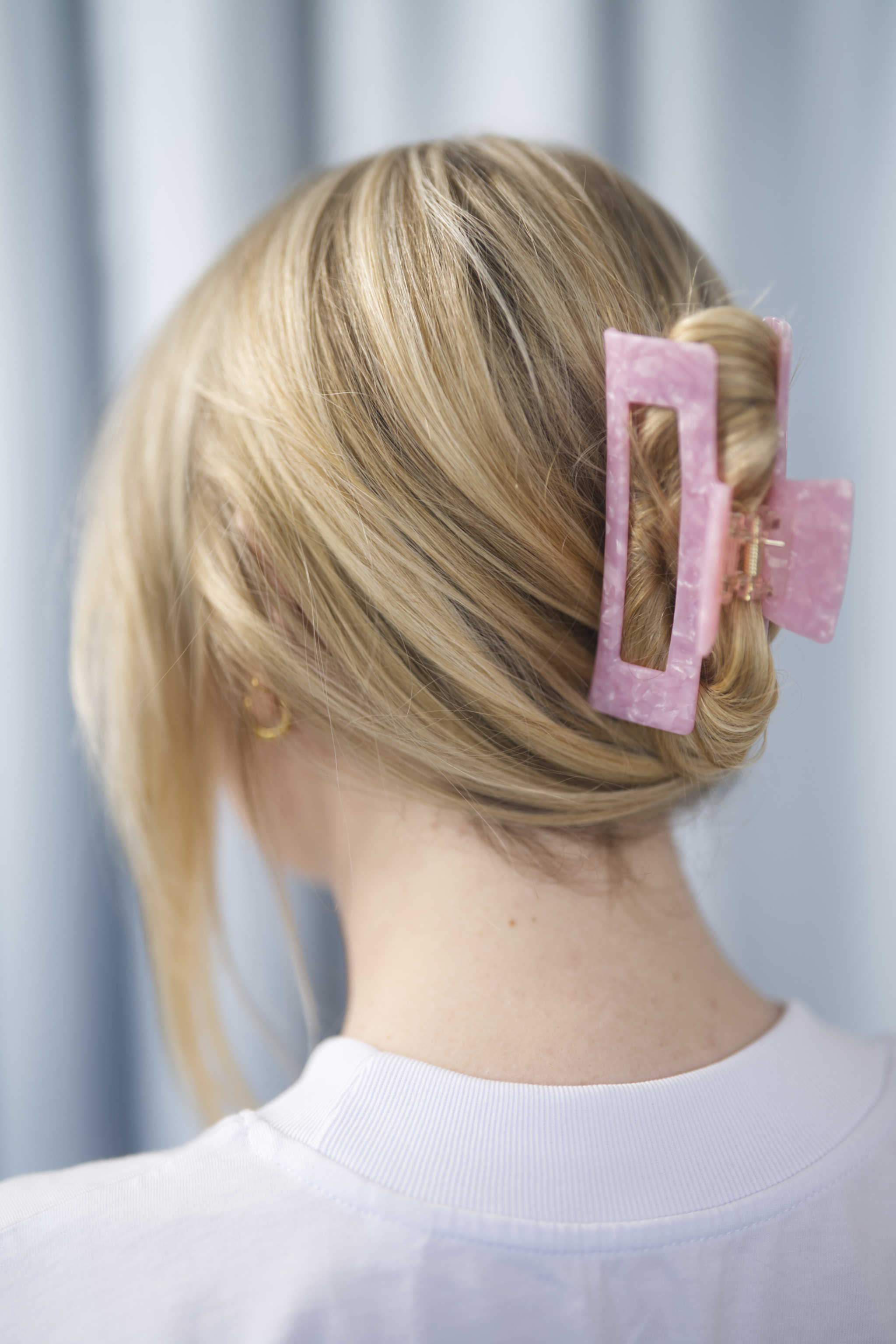 Stilvolle Haarklammer in modernem Soft Pink mit marmorierter Struktur aus robustem und leichtem Material – modisches Haaraccessoire mit sicherem Halt und angenehmem Tragegefühl, ideal für den Alltag und besondere Anlässe.