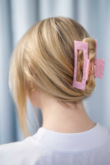 Stilvolle Haarklammer in modernem Soft Pink mit marmorierter Struktur aus robustem und leichtem Material – modisches Haaraccessoire mit sicherem Halt und angenehmem Tragegefühl, ideal für den Alltag und besondere Anlässe.
