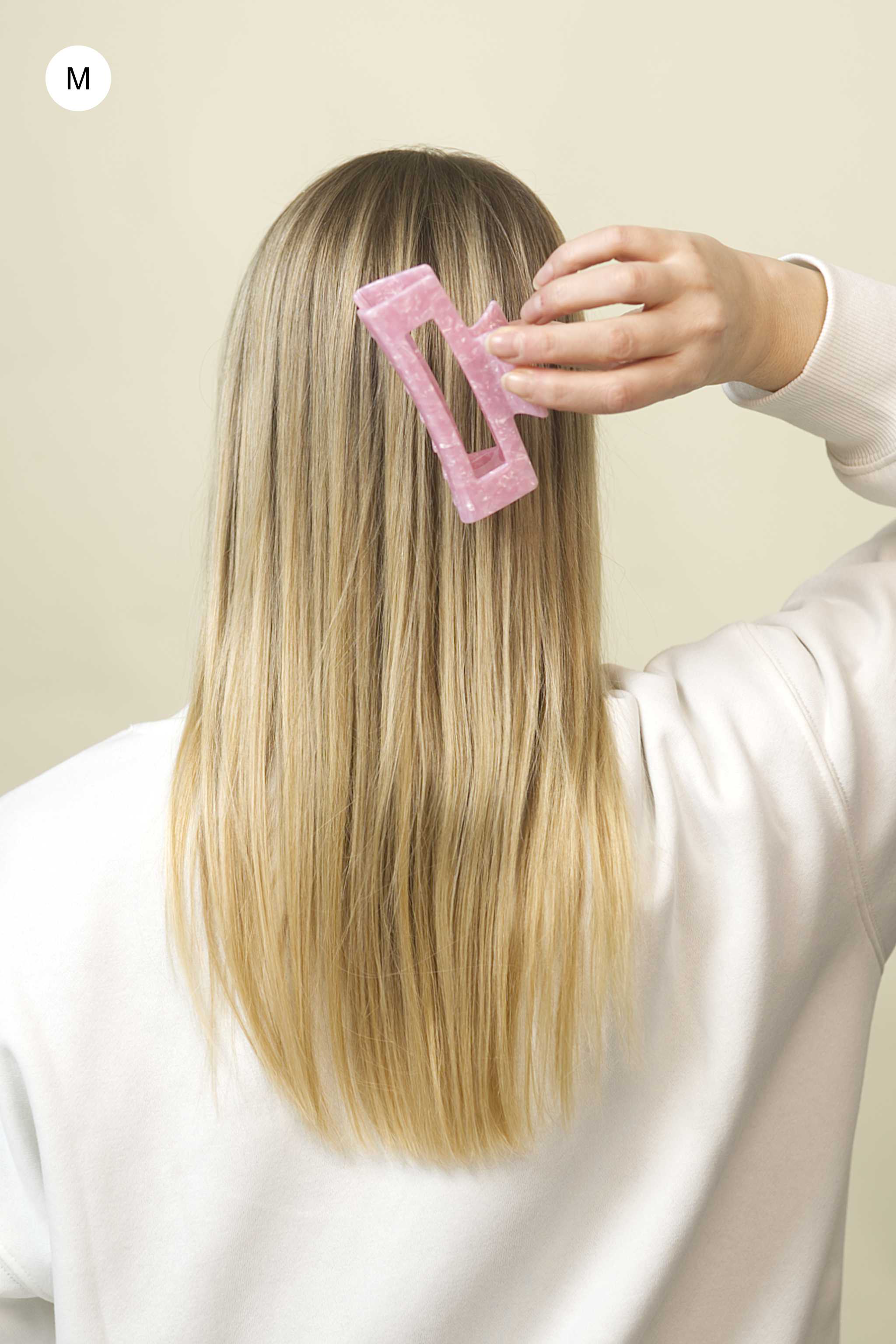 Stilvolle Haarklammer in modernem Soft Pink mit marmorierter Struktur aus robustem und leichtem Material – modisches Haaraccessoire mit sicherem Halt und angenehmem Tragegefühl, ideal für den Alltag und besondere Anlässe.