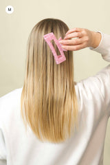 Stilvolle Haarklammer in modernem Soft Pink mit marmorierter Struktur aus robustem und leichtem Material – modisches Haaraccessoire mit sicherem Halt und angenehmem Tragegefühl, ideal für den Alltag und besondere Anlässe.
