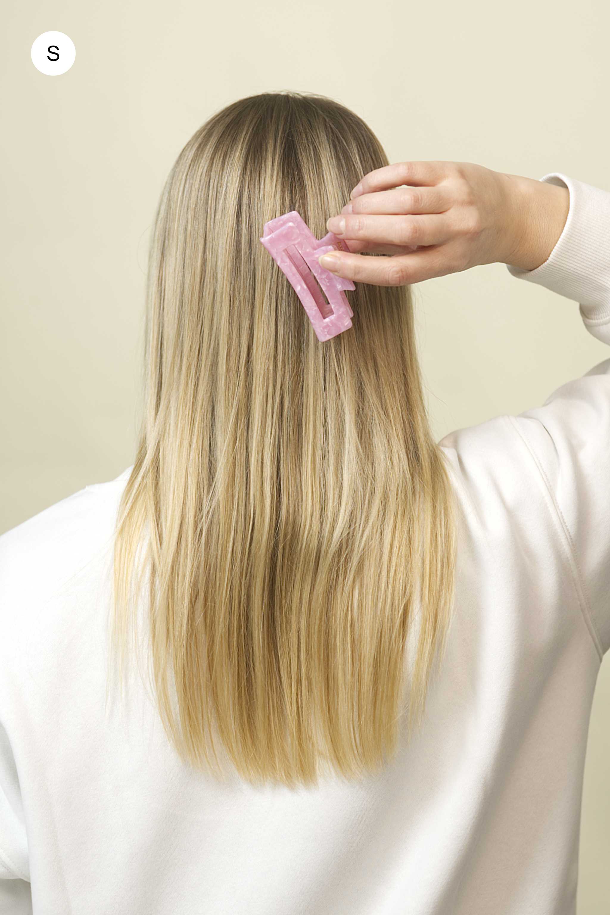 Stilvolle Haarklammer in modernem Soft Pink mit marmorierter Struktur aus robustem und leichtem Material – modisches Haaraccessoire mit sicherem Halt und angenehmem Tragegefühl, ideal für den Alltag und besondere Anlässe.