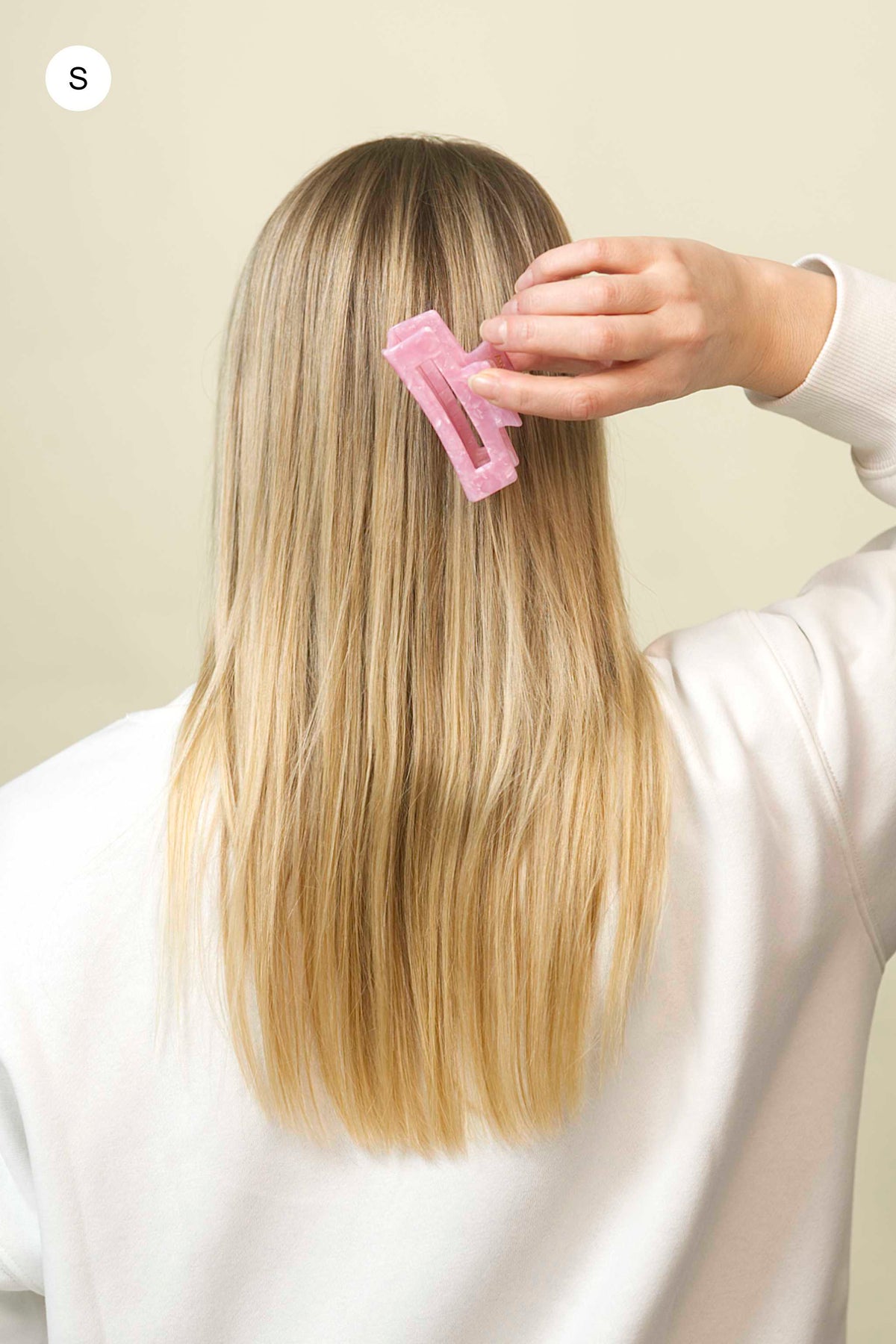 Stilvolle Haarklammer in modernem Soft Pink mit marmorierter Struktur aus robustem und leichtem Material, Grösse S.