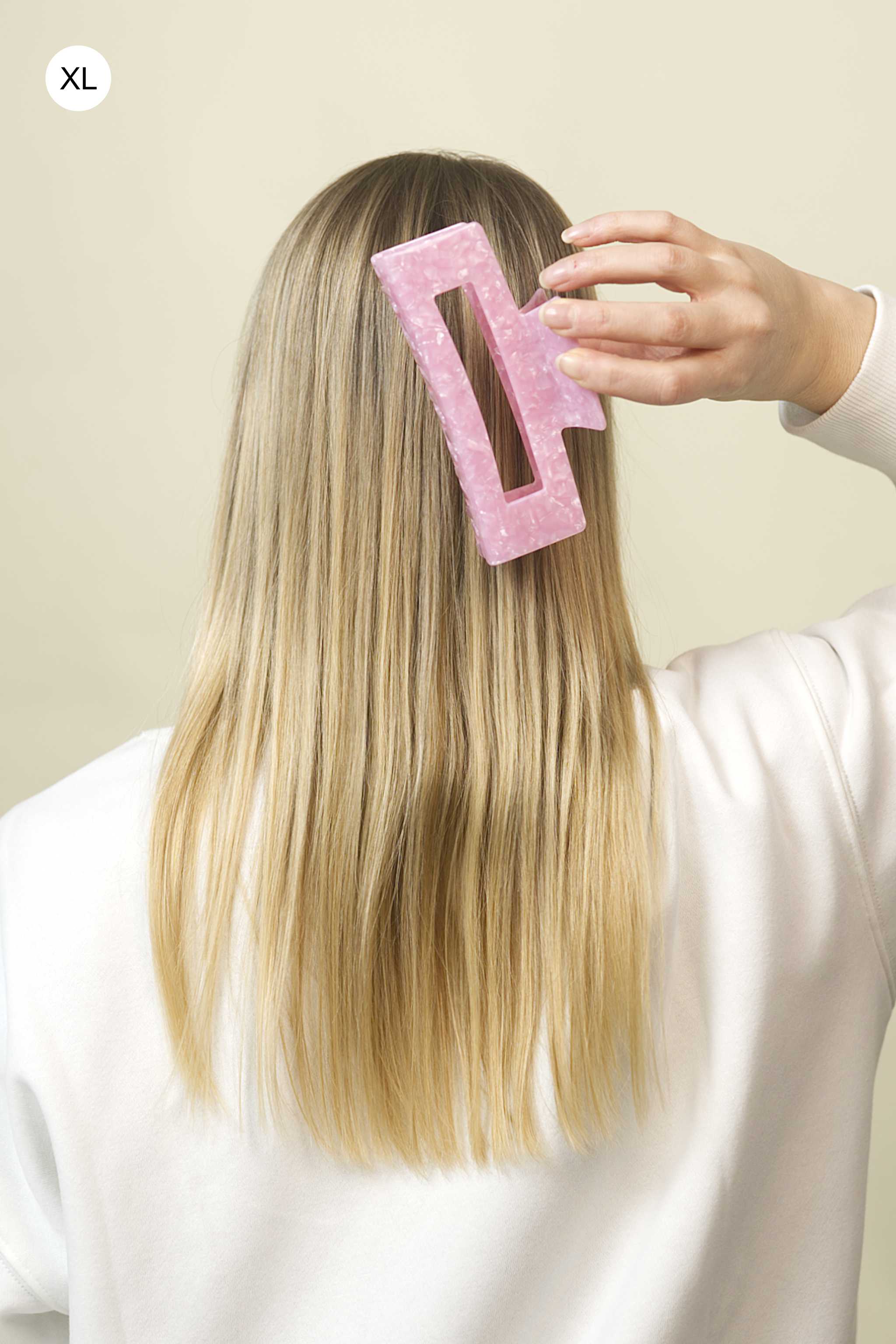 Stilvolle Haarklammer in modernem Soft Pink mit marmorierter Struktur aus robustem und leichtem Material – modisches Haaraccessoire mit sicherem Halt und angenehmem Tragegefühl, ideal für den Alltag und besondere Anlässe.
