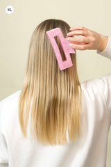 Stilvolle Haarklammer in modernem Soft Pink mit marmorierter Struktur aus robustem und leichtem Material – modisches Haaraccessoire mit sicherem Halt und angenehmem Tragegefühl, ideal für den Alltag und besondere Anlässe.