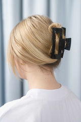 Stilvolle Haarklammer in schwarz aus robustem und leichtem Material – modisches Haaraccessoire mit sicherem Halt und angenehmem Tragegefühl, ideal für den Alltag und besondere Anlässe.
