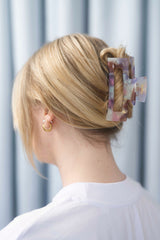 Stilvolle Haarklammer in marmoriertem Rosa, Beige, Flieder, perlendem Weiss aus robustem und leichtem Material – modisches Haaraccessoire mit sicherem Halt und angenehmem Tragegefühl, ideal für den Alltag und besondere Anlässe.