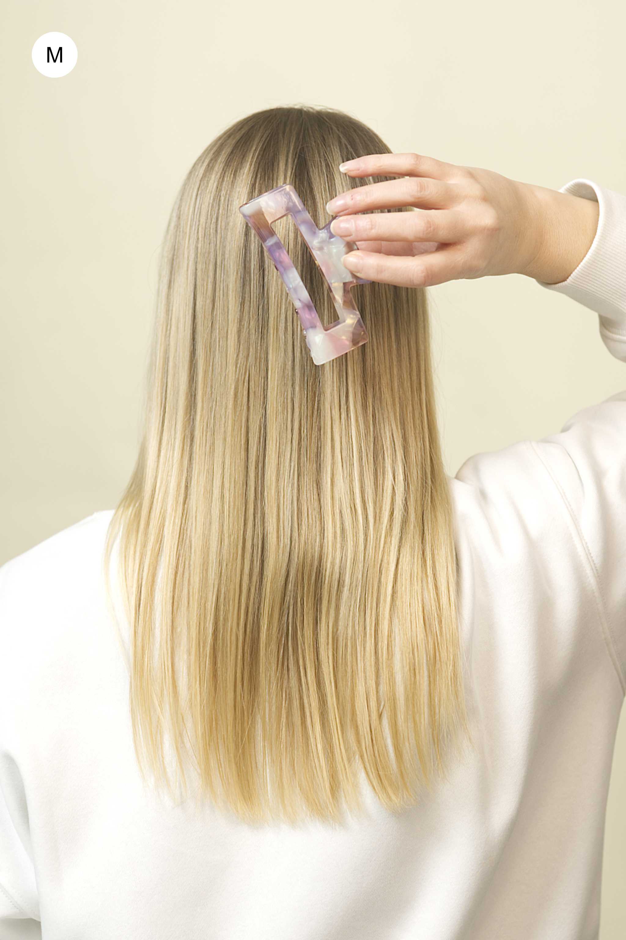 Stilvolle Haarklammer in marmoriertem Rosa, Beige, Flieder, perlendem Weiss aus robustem und leichtem Material – modisches Haaraccessoire mit sicherem Halt und angenehmem Tragegefühl, ideal für den Alltag und besondere Anlässe.