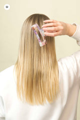 Stilvolle Haarklammer in marmoriertem Rosa, Beige, Flieder, perlendem Weiss aus robustem und leichtem Material – modisches Haaraccessoire mit sicherem Halt und angenehmem Tragegefühl, ideal für den Alltag und besondere Anlässe.