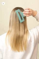 Stilvolle Haarklammer in pastellgrün aus robustem und leichtem Material – modisches Haaraccessoire mit sicherem Halt und angenehmem Tragegefühl, ideal für den Alltag und besondere Anlässe.