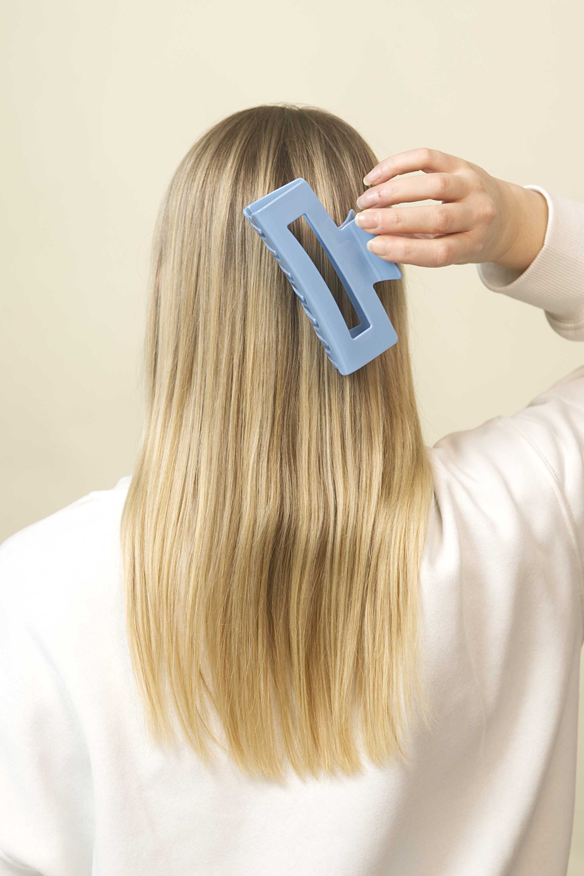 Stilvolle Haarklammer in hellblau aus robustem und leichtem Material – modisches Haaraccessoire mit sicherem Halt und angenehmem Tragegefühl, ideal für den Alltag und besondere Anlässe.