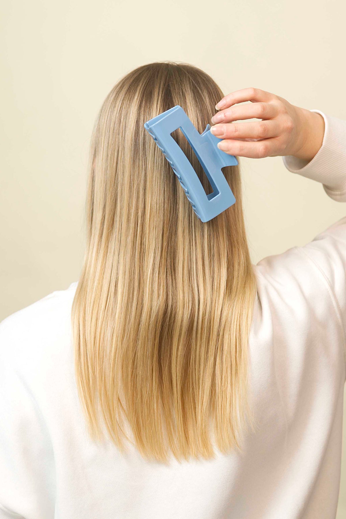 Stilvolle Haarklammer in hellblau aus robustem und leichtem Material – modisches Haaraccessoire mit sicherem Halt und angenehmem Tragegefühl, ideal für den Alltag und besondere Anlässe.